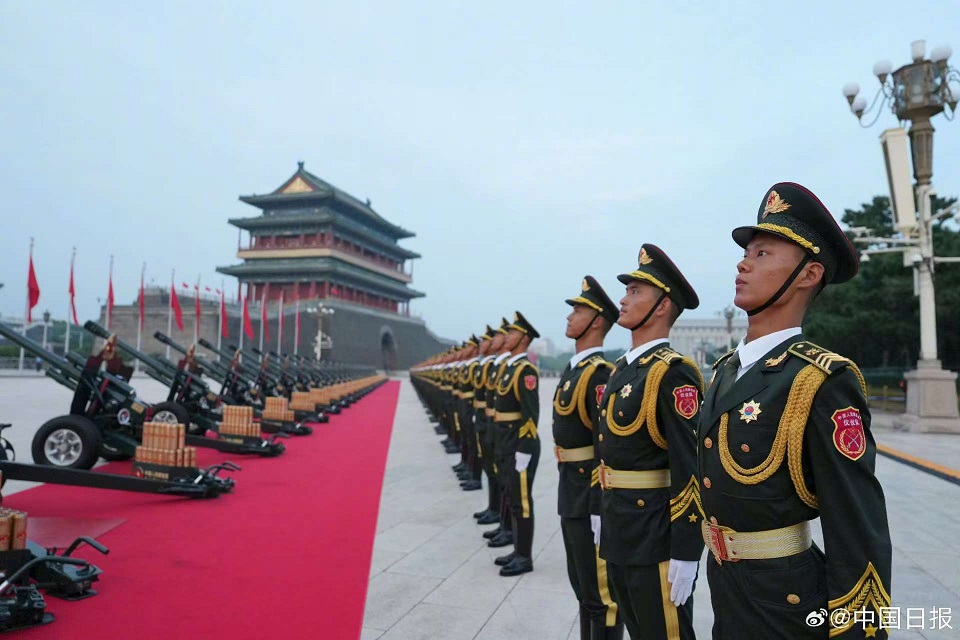 甘肃信合工程设计有限公司组织集体观看阅兵仪式，威武之师激励奋发之志